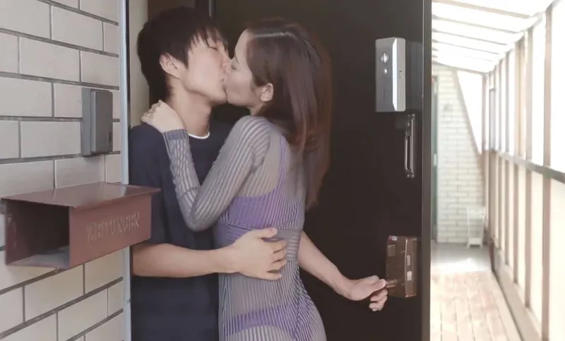 Người phụ nữ nhà bên với chiếc quần lót lọt khe và cậu nhóc hàng xóm may mắn