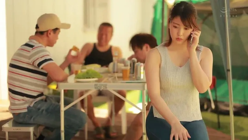 Người chồng khờ để vợ tham gia sự kiện cắm trại với mấy gã nhà cạnh bên và cái kết