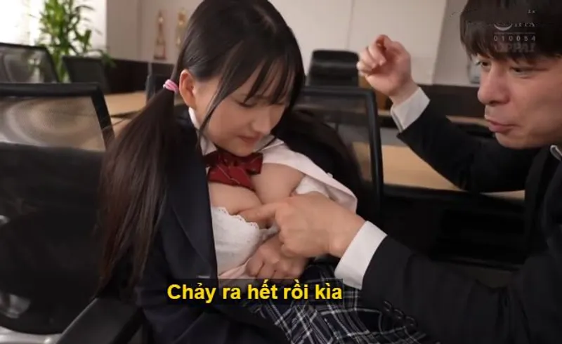 Trong suốt 3 năm, thầy giáo đã rèn luyện cô học trò ngực đẹp thành “chiếc bình đựng tinh”.