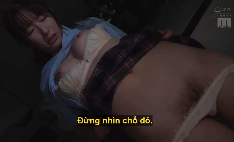Ông chủ lập mưu "dạy dỗ" cô nhân viên dưới quyền kiêu căng lười nhác, suốt ngày bận rộn chat chit với người yêu.